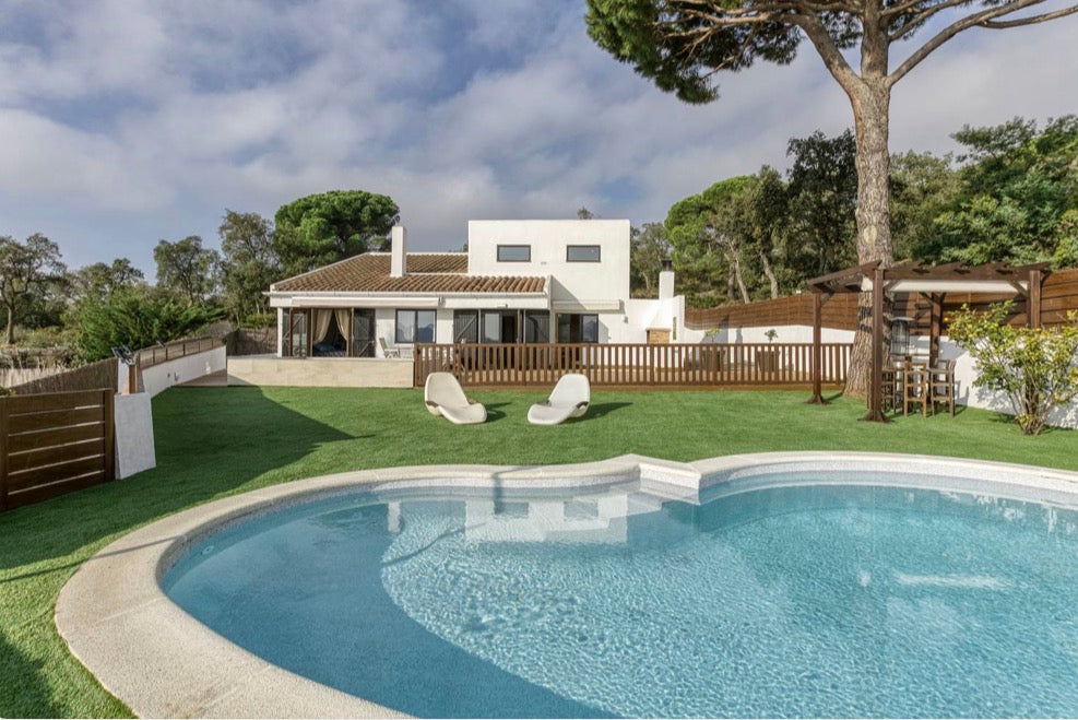 Piscina con jardin y casa - valla de seguridad