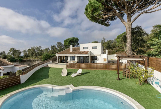Jardín con piscina - Tu Piscina Segura
